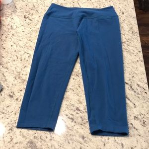 Beyond Yoga teal capris